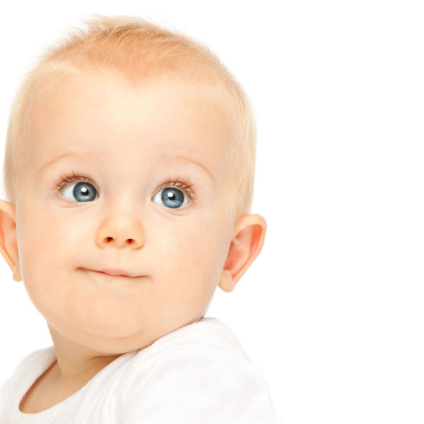 Advizi - La photo représente un bébé blond aux yeux bleus. Elle est sur fond blanc